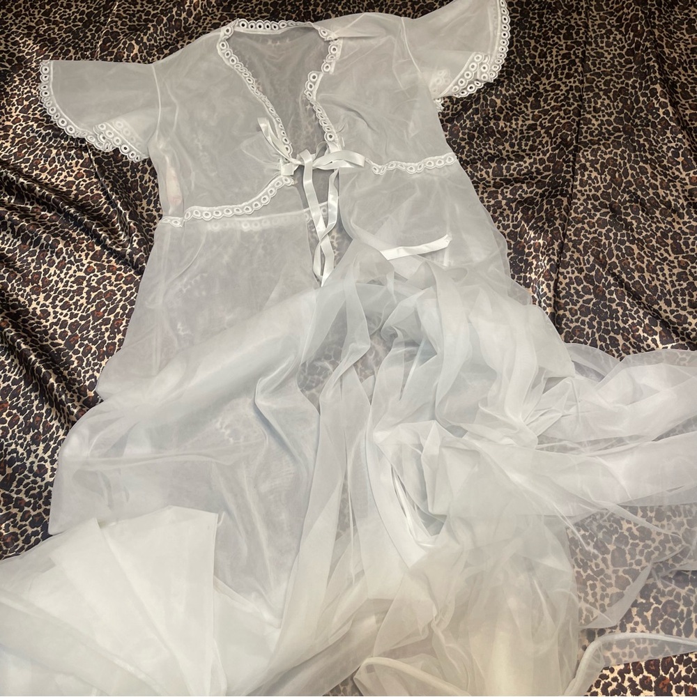 Vintage Tres Belle Sheer Chiffon Peignoir White Robe